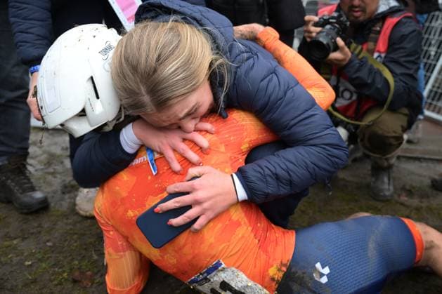 Dutch Delano Heeren celebrates with relatives after winning the junior men race at UCI Cyclocross World Championships, on Sunday 01 February 2026, in Hulst, The Netherlands. DAVIDxPINTENS  x160215310x