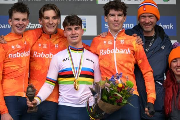 Winner Dutch Delano Heeren celebrates with the world champion jersey and all the Dutch team including coach Gerben de Knegt (R) on the podium of the junior men race at UCI Cyclocross World Championships, on Sunday 01 February 2026, in Hulst, The Netherlands. DAVIDxPINTENS  x160220550x