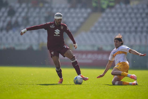 LecceÕs Omri Gandelman fights for the ball with TorinoÕs Saul Coco during the Serie A soccer match between Torino Fc and Lecce at the Stadio Olimpico Grande Torino in Turin, north west Italy - February 1, 2026. - Soccer  Copyright: xFabioxFerrari LaPressex