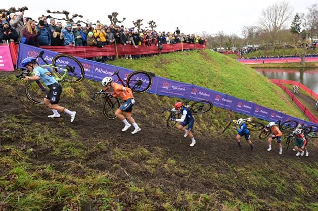 Belgian Fleur Moors and Dutch Leonie Bentveld pictured in action during the U23 women race at UCI Cyclocross World Championships, on Sunday 01 February 2026, in Hulst, The Netherlands. DAVIDxPINTENS  x160228288x