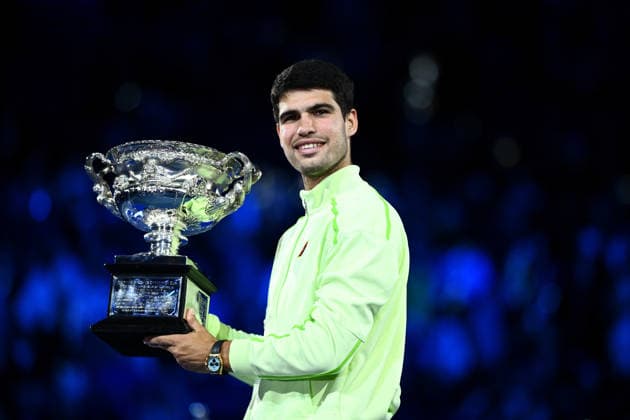TENNIS AUSTRALIAN OPEN, Carlos Alcaraz of Spain holds the trophy after winning the men™s singles final against Novak Djokovic of Serbia on day 15 of the 2026 Australian Open tennis tournament at Melbourne Park in Melbourne, Sunday, February 1, 2026. ( NO ARCHIVING MELBOURNE VICTORIA AUSTRALIA  Copyright: xJOELxCARRETTx 20260201147908441805