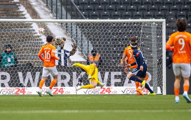 Soccer, Men, Season 2025 2026, 2 Bundesliga 20 Matchday , Hertha BSC SV Darmstadt 98, Fabian Reese Hertha BSC scores the goal for 1 0 against Hiroki Akiyama Darmstadt , Goalkeeper Marcel Schuhen Darmstadt and Matej Maglica Darmstadt , 01 02 2026, Copyright: xSebastianxRäppold MatthiasxKochx