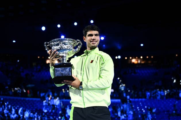 TENNIS AUSTRALIAN OPEN, Carlos Alcaraz of Spain holds the trophy after winning the men™s singles final against Novak Djokovic of Serbia on day 15 of the 2026 Australian Open tennis tournament at Melbourne Park in Melbourne, Sunday, February 1, 2026. ( NO ARCHIVING MELBOURNE VICTORIA AUSTRALIA  Copyright: xJOELxCARRETTx 20260201162082985844