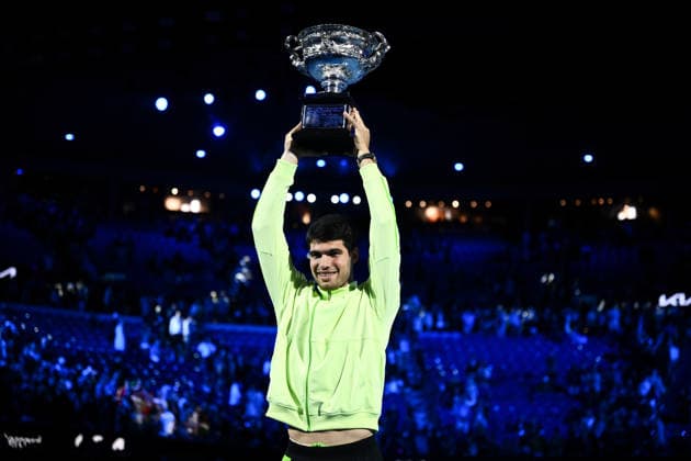 TENNIS AUSTRALIAN OPEN, Carlos Alcaraz of Spain holds up the trophy after winning the men™s singles final against Novak Djokovic of Serbia on day 15 of the 2026 Australian Open tennis tournament at Melbourne Park in Melbourne, Sunday, February 1, 2026. ( NO ARCHIVING MELBOURNE VICTORIA AUSTRALIA  Copyright: xJOELxCARRETTx 20260201173960342534