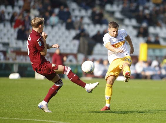 Ylber Ramadani of US Lecce and Marcus Pedersen of Torino FC during the Italian Serie A 2025 26 season football match between Torino FC and US Lecce on 01 February 2026 at Stadio Olimpico Grende Torino ,Turin, Italy. Photo Nderim KACELI  Copyright: xNderimxKaceli IPAxSportx xipa-agency.netx xx IPA_70834757 IPA_Agency_IPA70834757
