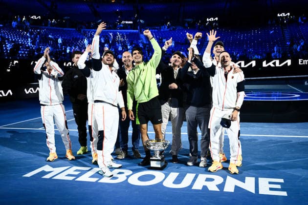 TENNIS AUSTRALIAN OPEN, Carlos Alcaraz of Spain poses for photographs with members of his team and the trophy after winning the men™s singles final against Novak Djokovic of Serbia on day 15 of the 2026 Australian Open tennis tournament at Melbourne Park in Melbourne, Sunday, February 1, 2026. ( NO ARCHIVING MELBOURNE VICTORIA AUSTRALIA  Copyright: xJOELxCARRETTx 20260201170059705623