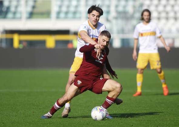 Nikola Vlasic of Torino FC and Riccardo Sottil of US Lecce during the Italian Serie A 2025 26 season football match between Torino FC and US Lecce on 01 February 2026 at Stadio Olimpico Grende Torino ,Turin, Italy. Photo Nderim KACELI  Copyright: xNderimxKaceli IPAxSportx xipa-agency.netx xx IPA_70834917 IPA_Agency_IPA70834917