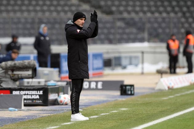 01 02 2026, xtgx, Soccer 2 Bundesliga, Hertha BSC Berlin SV Darmstadt 98 v l Coach Stefan Leitl Hertha BSC Berlin gives instructions, gesticulates, gesticulate with arms gives instructions, gesticulate DFL DFB REGULATIONS PROHIBIT ANY USE OF PHOTOGRAPHS as IMAGE SEQUENCES and or QUASI VIDEO Berlin