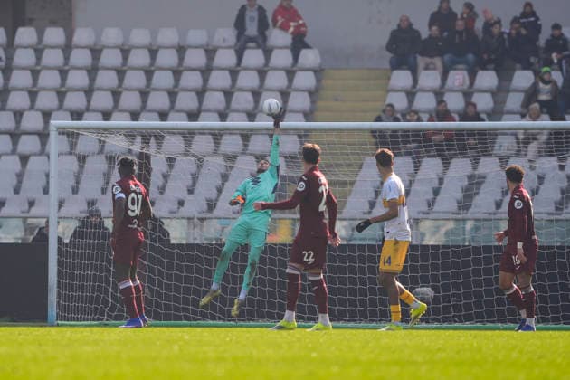 Torino s goalkeeper Alberto Paleari during the Serie A soccer match between Torino Fc and Lecce at the Stadio Olimpico Grande Torino in Turin, north west Italy - February 1, 2026. - Soccer  Copyright: xFabioxFerrari LaPressex