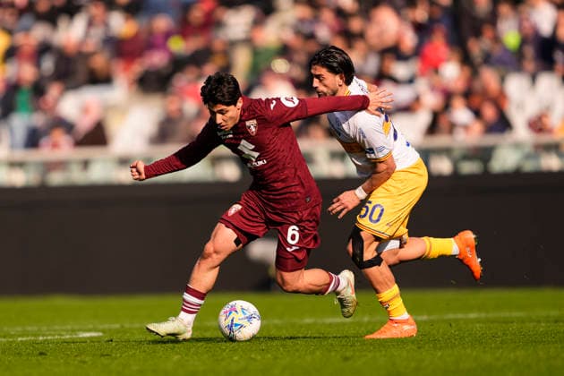 LecceÕs Santiago Pierotti fights for the ball with Torino s Emirhan Ilkhan during the Serie A soccer match between Torino Fc and Lecce at the Stadio Olimpico Grande Torino in Turin, north west Italy - February 1, 2026. - Soccer  Copyright: xFabioxFerrari LaPressex