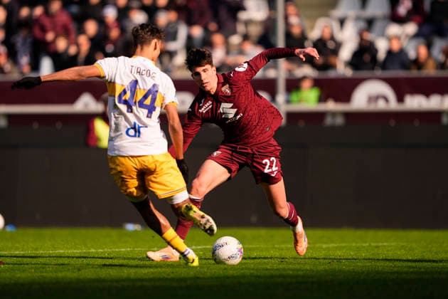 TorinoÕs Cesare Casadei fights for the ball with LecceÕs Tiago Gabriel during the Serie A soccer match between Torino Fc and Lecce at the Stadio Olimpico Grande Torino in Turin, north west Italy - February 1, 2026. - Soccer  Copyright: xFabioxFerrari LaPressex