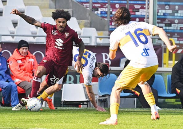 February 1, 2026, Turin, Italy: Torino s Valentino Lazaro and Lecce s Santiago Pierotti in action during the Italian Serie A soccer match Torino FC vs US Lecce a at the Olimpico Grande Torino Stadium in Turin, Italy, 1st February 2026 ANSA ALESSANDRO DI MARCO Serie A: Torino FC Vs US Lecce  - ZUMAa110 20260201_zaf_a110_014 Copyright: xAlessandroxDixMarcox