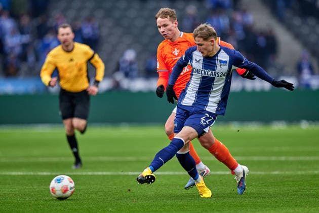 Marten Winkler Hertha BSC, 22 , Niklas Schmidt SV Darmstadt 98, 31 , GER, Hertha BSC vs ,SV Darmstadt 98, 2 Bundesliga, Season 2025 2026, 20 Matchday, 01 02 2026 DFL REGULATIONS PROHIBIT ANY USE OF PHOTOGRAPHS AS IMAGE SEQUENCES AND OR QUASI VIDEO GER, Hertha BSC vs ,SV Darmstadt 98, 2 Bundesliga, Season 2025 2026, 20 Matchday, 01 02 2026 Berlin Copyright: xClaudiusxRauch,xEibner-Pressefotox xClaudiusxRauchx EP_CRH