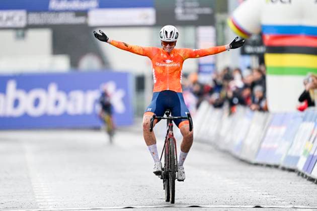 UCI World Championships 2026 Hulst HULST, THE NETHERLANDS - FEBRUARY 01 : Bentveld Leonie (Ned) celebrating her victory during the 2026 UCI Cyclo-Cross World Championships for Women Under 23 on February 01, 2026 in Hulst, The Netherlands, 01 02 2026 Hulst The Netherlands  Copyright: xNicoxVereeckenx