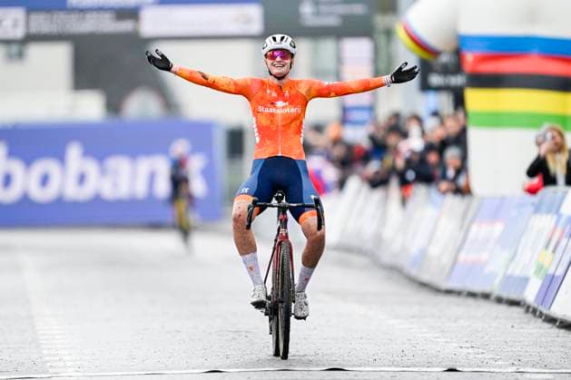 UCI World Championships 2026 Hulst HULST, THE NETHERLANDS - FEBRUARY 01 : Bentveld Leonie (Ned) celebrating her victory during the 2026 UCI Cyclo-Cross World Championships for Women Under 23 on February 01, 2026 in Hulst, The Netherlands, 01 02 2026 Hulst The Netherlands  Copyright: xNicoxVereeckenx