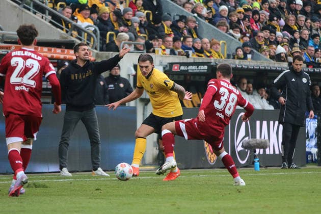 01 02 2026 Soccer Men 2025 2026 2 Bundesliga 20 Matchday SG Dynamo Dresden DSC Arminia Bielefeld Rudolf Harbig Stadion Dresden Julian Pauli Dresden, 13, yellow plays a ball in front of Marius Wörl Arminia, 38, red Dresden Saxony Germany