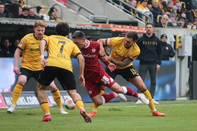 01 02 2026 Soccer Men 2025 2026 2 Bundesliga 20 Matchday SG Dynamo Dresden DSC Arminia Bielefeld Rudolf Harbig Stadion Dresden Julian Pauli Dresden, 13, yellow with a foul against Marius Wörl Arminia, 38, red Jason Ceka Dresden, 7, yellow stands by Dresden Saxony Germany