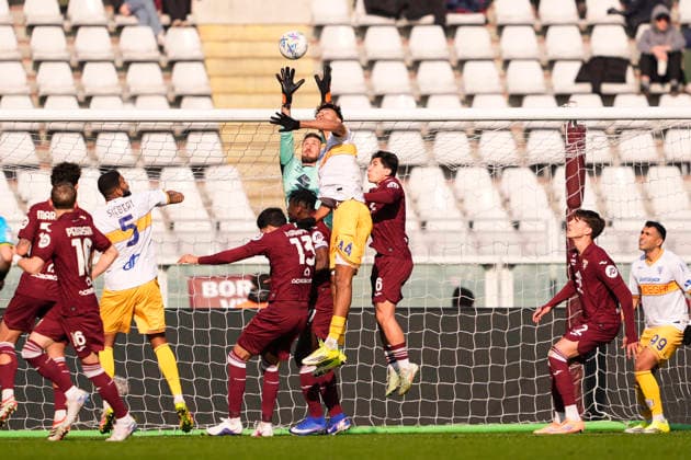 Torino s goalkeeper Alberto Paleari during the Serie A soccer match between Torino Fc and Lecce at the Stadio Olimpico Grande Torino in Turin, north west Italy - February 1, 2026. - Soccer  Copyright: xFabioxFerrari LaPressex