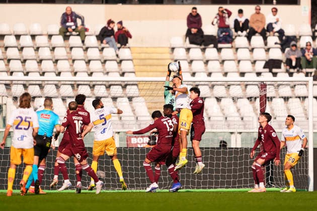 Torino s goalkeeper Alberto Paleari during the Serie A soccer match between Torino Fc and Lecce at the Stadio Olimpico Grande Torino in Turin, north west Italy - February 1, 2026. - Soccer  Copyright: xFabioxFerrari LaPressex
