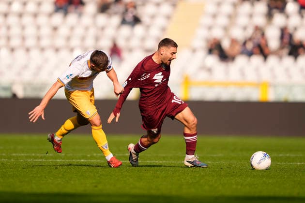 LecceÕs Ylber Ramadani fights for the ball with TorinoÕs Nikola Vlasicto during the Serie A soccer match between Torino Fc and Lecce at the Stadio Olimpico Grande Torino in Turin, north west Italy - February 1, 2026. - Soccer  Copyright: xFabioxFerrari LaPressex