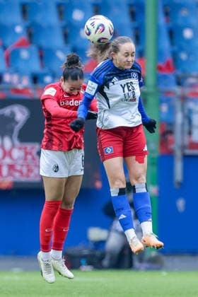 from left Nicole Ojukwu SC Freiburg, 6 and Camilla Linberg Hamburger SV, HSV, 47 in header duel, header, duel, action, action, game scene, THE DFB REGULATIONS PROHIBIT ANY USE OF PHOTOGRAPHS AS IMAGE SEQUENCES AND OR QUASI VIDEO , 01 02 2026, , Football, Google Pixel Womens Bundesliga, Hamburger SV SC Freiburg xobx