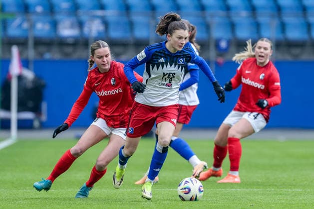 from left Greta Stegemann SC Freiburg, 16 and Lotta Wrede Hamburger SV, HSV, 32 in a duel, dynamic, action, game scene, THE DFB GUIDELINES PROHIBIT ANY USE OF PHOTOGRAPHS AS IMAGE SEQUENCES AND OR QUASI VIDEO DFB REGULATIONS PROHIBIT ANY USE OF PHOTOGRAPHS AS IMAGE SEQUENCES AND OR QUASI VIDEO , 01 02 2026, , Football, Google Pixel Women Bundesliga, Hamburger SV SC Freiburg xobx