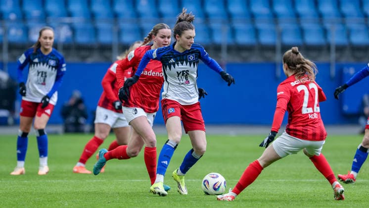 from left Greta Stegemann SC Freiburg, 16 , Lotta Wrede Hamburger SV, HSV, 32 and Lisa Kolb SC Freiburg, 22 in duel, duel, dynamics, action, action, game scene, THE DFB GUIDELINES PROHIBIT ANY USE OF PHOTOGRAPHS AS IMAGE SEQUENCES AND OR QUASI VIDEO DFB REGULATIONS PROHIBIT ANY USE OF PHOTOGRAPHS AS IMAGE SEQUENCES AND OR QUASI VIDEO , 01 02 2026, , Football, Google Pixel Women Bundesliga, Hamburger SV SC Freiburg xobx