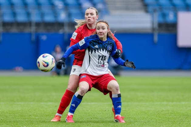 from left Ingibjörg Sigurdardottir SC Freiburg, 24 and Melanie Brunnthaler Hamburger SV, HSV, 11 in duel, duel, dynamics, action, action, game scene, THE DFB GUIDELINES PROHIBIT ANY USE OF PHOTOGRAPHS AS IMAGE SEQUENCES AND OR QUASI VIDEO DFB REGULATIONS PROHIBIT ANY USE OF PHOTOGRAPHS AS IMAGE SEQUENCES AND OR QUASI VIDEO , 01 02 2026, , Football, Google Pixel Women Bundesliga, Hamburger SV SC Freiburg xobx
