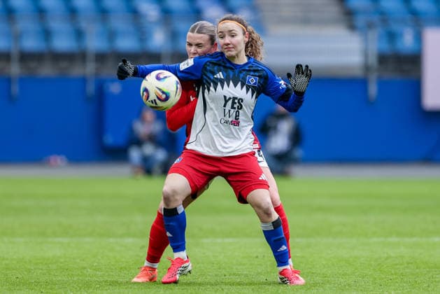 from left Ingibjörg Sigurdardottir SC Freiburg, 24 and Melanie Brunnthaler Hamburger SV, HSV, 11 in duel, duel, dynamics, action, action, game scene, THE DFB GUIDELINES PROHIBIT ANY USE OF PHOTOGRAPHS AS IMAGE SEQUENCES AND OR QUASI VIDEO DFB REGULATIONS PROHIBIT ANY USE OF PHOTOGRAPHS AS IMAGE SEQUENCES AND OR QUASI VIDEO , 01 02 2026, , Football, Google Pixel Women Bundesliga, Hamburger SV SC Freiburg xobx