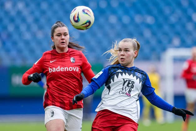 from left Svenja Fölmli SC Freiburg, 9 and Svea Stoldt Hamburger SV, HSV, 8 in a duel, dynamic, action, action, game scene, THE DFB REGULATIONS PROHIBIT ANY USE OF PHOTOGRAPHS AS IMAGE SEQUENCES AND OR QUASI VIDEO , 01 02 2026, , Football, Google Pixel Womens Bundesliga, Hamburger SV SC Freiburg xobx