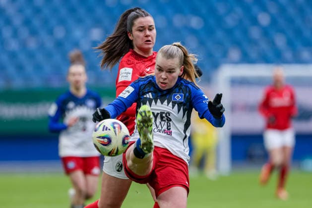 from left Svenja Fölmli SC Freiburg, 9 and Svea Stoldt Hamburger SV, HSV, 8 in a duel, dynamic, action, action, game scene, THE DFB REGULATIONS PROHIBIT ANY USE OF PHOTOGRAPHS AS IMAGE SEQUENCES AND OR QUASI VIDEO , 01 02 2026, , Football, Google Pixel Womens Bundesliga, Hamburger SV SC Freiburg xobx