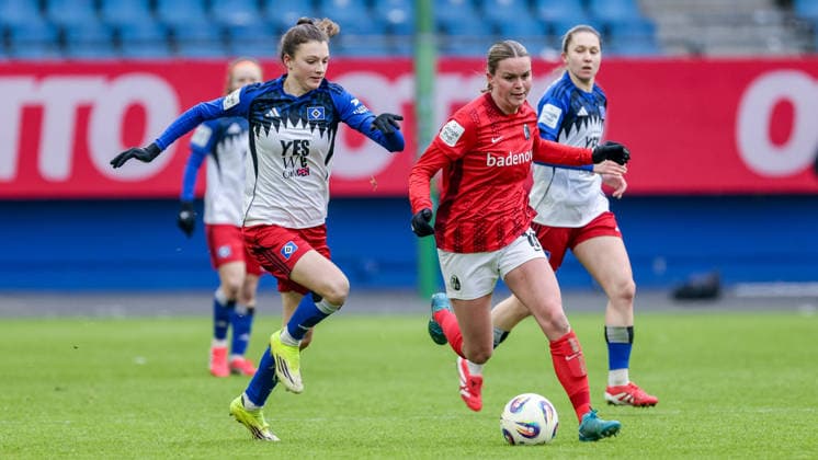 from left Lotta Wrede Hamburger SV, HSV, 32 and Greta Stegemann SC Freiburg, 16 in a duel, dynamic, action, game scene, THE DFB GUIDELINES PROHIBIT ANY USE OF PHOTOGRAPHS AS IMAGE SEQUENCES AND OR QUASI VIDEO DFB REGULATIONS PROHIBIT ANY USE OF PHOTOGRAPHS AS IMAGE SEQUENCES AND OR QUASI VIDEO , 01 02 2026, , Football, Google Pixel Women Bundesliga, Hamburger SV SC Freiburg xobx