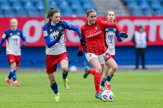 from left Lotta Wrede Hamburger SV, HSV, 32 and Greta Stegemann SC Freiburg, 16 in a duel, dynamic, action, game scene, THE DFB GUIDELINES PROHIBIT ANY USE OF PHOTOGRAPHS AS IMAGE SEQUENCES AND OR QUASI VIDEO DFB REGULATIONS PROHIBIT ANY USE OF PHOTOGRAPHS AS IMAGE SEQUENCES AND OR QUASI VIDEO , 01 02 2026, , Football, Google Pixel Women Bundesliga, Hamburger SV SC Freiburg xobx