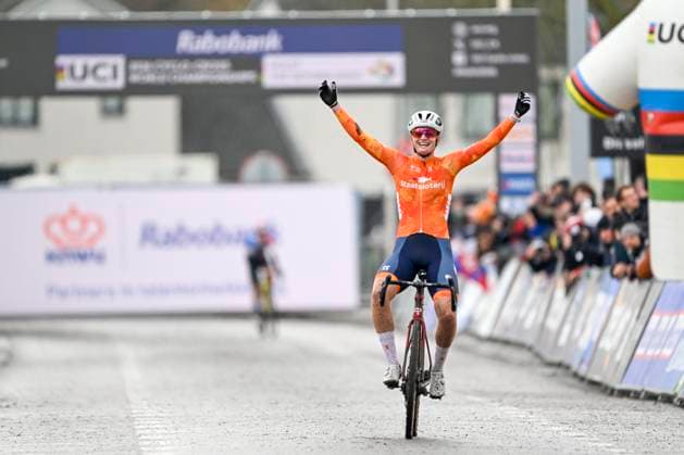 UCI World Championships 2026 Hulst HULST, THE NETHERLANDS - FEBRUARY 01 : Bentveld Leonie (Ned) celebrating her victory during the 2026 UCI Cyclo-Cross World Championships for Women Under 23 on February 01, 2026 in Hulst, The Netherlands, 01 02 2026 Hulst The Netherlands  Copyright: xNicoxVereeckenx
