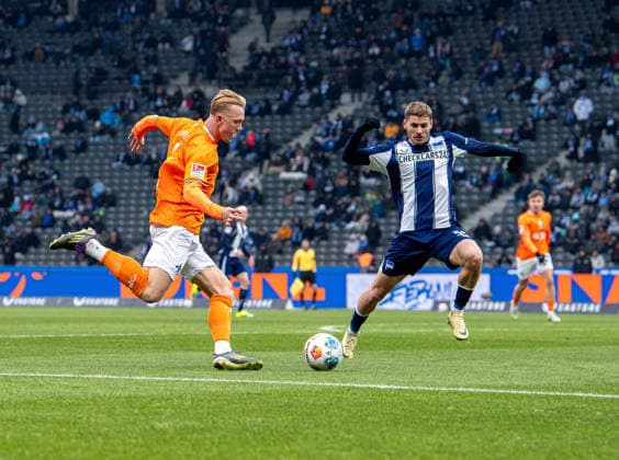 Soccer, Men, Season 2025 2026, 2 Bundesliga 20 Matchday , Hertha BSC SV Darmstadt 98, v l Isac Lidberg Darmstadt , Marton Dardai Hertha BSC , 01 02 2026, Copyright: xSebastianxRäppold MatthiasxKochx