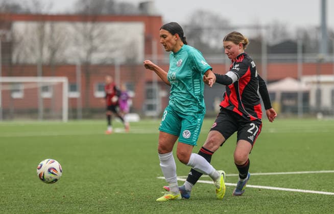 GER, Frankfurt, Eintracht Frankfurt II vs VfR Warbeyen, 2 Frauen Bundesliga, Fußball, DFB, Spielzeit 2025 2026, Stadion am Bretanobad, 15 Spieltag im Bild v l Rahel Lang VfR Warbeyen 13 , Tessa Zimmermann Eintracht Frankfurt II 20 DFB DFL REGULATIONS PROHIBIT ANY USE OF PHOTOGRAPHS AS IMAGE SEQUENCES AND OR QUASI VIDEO, 01 02 2026 Copyright: HMBxMedia HendrikxHamelau