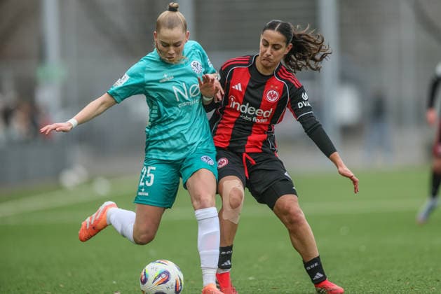 GER, Frankfurt, Eintracht Frankfurt II vs VfR Warbeyen, 2 Womens Bundesliga, Football, DFB, Season 2025 2026, Stadion am Bretanobad, 15 Matchday in the picture from l Yael Mollink VfR Warbeyen 25 , Ilyada Acikgöz Eintracht Frankfurt , Duel DFB DFL REGULATIONS PROHIBIT ANY USE OF PHOTOGRAPHS AS IMAGE SEQUENCES AND OR QUASI VIDEO, 01 02 2026 Copyright: HMBxMedia HendrikxHamelau