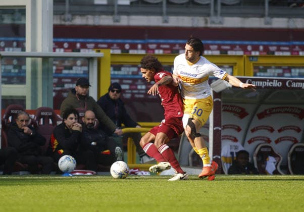CALCIO - Serie A - Torino FC vs US Lecce Valentin Lazzaro of Torino FC and Santiago Pierotti of US Lecce during the Italian Serie A 2025 26 season football match between Torino FC and US Lecce on 01 February 2026 at Stadio Olimpico Grende Torino ,Turin, Italy. Photo Nderim KACELI Turin Italy  Copyright: xIPAxSport ABACAx