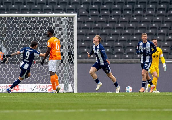Soccer, Men, Season 2025 2026, 2 Bundesliga 20 Matchday , Hertha BSC SV Darmstadt 98, f l Dawid Kownacki Hertha BSC , Julian Eitschberger Hertha BSC , Michael Cuisance Hertha BSC , Celebration after goal to 2 0, 01 02 2026, Copyright: xSebastianxRäppold MatthiasxKochx
