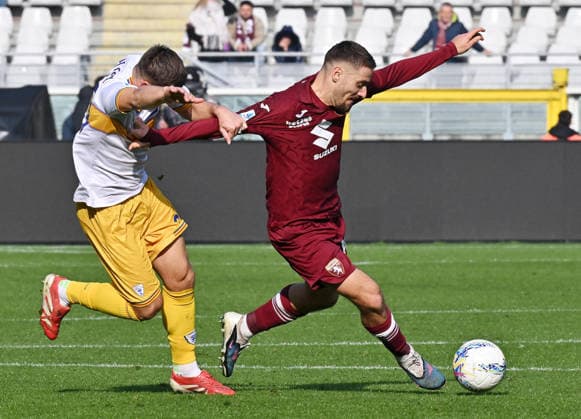 February 1, 2026, Turin, Italy: Torino s Nikola Vlasic and Lecce s Antonio Gallo in action during the Italian Serie A soccer match Torino FC vs US Lecce a at the Olimpico Grande Torino Stadium in Turin, Italy, 1st February 2026 ANSA ALESSANDRO DI MARCO Serie A: Torino FC Vs US Lecce  - ZUMAa110 20260201_zaf_a110_017 Copyright: xAlessandroxDixMarcox