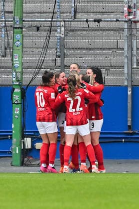 Google Pixel Womens Bundesliga Hamburger SV SC Freiburg 01 02 2026 HAMBURG, GERMANY 01 FEBRUARY Celebration of the Feiburg women after the goal to 0 1 by Julia STIERLI SC Freiburg Women 5 Goal Goal scorer Joy Happy during the match between Hamburger SV and SC Freiburg on matchday 16 of the Google Pixel Womens Bundesliga at Volksparkstadion Copyright: xBEAUTIFULxSPORTS Goldbergx