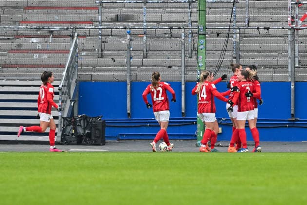 Google Pixel Womens Bundesliga Hamburger SV SC Freiburg 01 02 2026 HAMBURG, GERMANY 01 FEBRUARY Celebration of the Feiburg women after the goal to 0 1 by Julia STIERLI SC Freiburg Women 5 Goal Goal scorer Joy Happy during the match between Hamburger SV and SC Freiburg on matchday 16 of the Google Pixel Womens Bundesliga at Volksparkstadion Copyright: xBEAUTIFULxSPORTS Goldbergx
