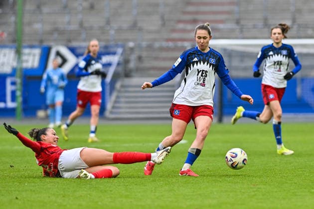 Google Pixel Womens Bundesliga Hamburger SV SC Freiburg 01 02 2026 HAMBURG, GERMANY 01 FEBRUARY in the duel Nicole OJUKWU SC Freiburg Women 6 and Maria MIKOLAJOVA Hamburger SV Women 27 during the match between Hamburger SV and SC Freiburg on matchday 16 of the Google Pixel Womens Bundesliga at Volksparkstadion Copyright: xBEAUTIFULxSPORTS Goldbergx