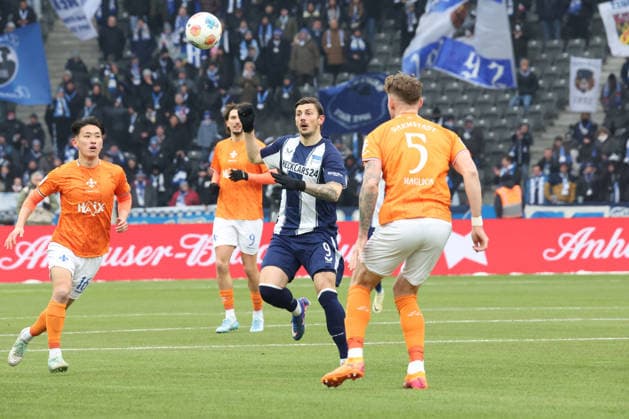 DEU, DFL, 2 FBL, Hertha BSC vs Darmstadt, 01 02 2026, Berliner Olympiastadion, Berlin, DEU, DFL, 2 FBL, Hertha BSC vs Darmstadt, pictured Dawid Kownacki Hertha BSC Berlin 9 , Matej Maglica Darmstadt 5 , HIROKI AKIYAMA Darmstadt 16 DFL regulations prohibit any use of Photographs as image sequences and or quasi video nordphotoxGmbHx xEngler nph00076