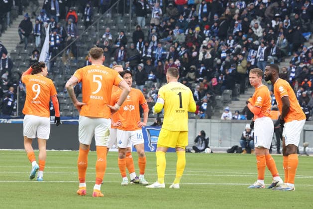 DEU, DFL, 2 FBL, Hertha BSC vs Darmstadt, 01 02 2026, Berliner Olympiastadion, Berlin, DEU, DFL, 2 FBL, Hertha BSC vs Darmstadt, im Bild Marcel Schuhen Darmstadt 1 , Darmstadt Spielerkreis DFL regulations prohibit any use of Photographs as image sequences and or quasi video nordphotoxGmbHx xEngler nph00076