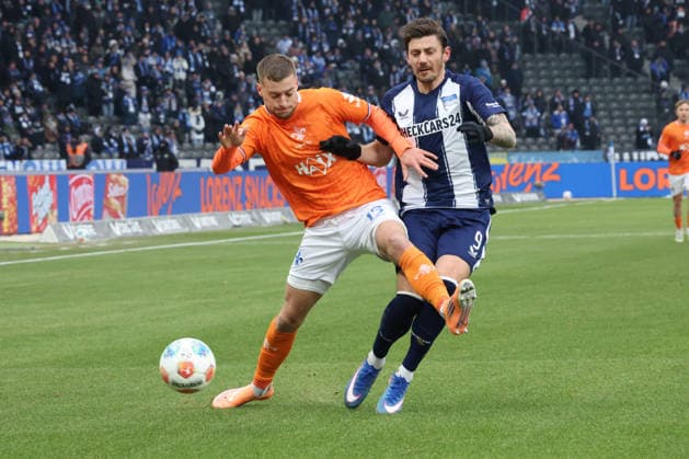 DEU, DFL, 2 FBL, Hertha BSC vs Darmstadt, 01 02 2026, Berliner Olympiastadion, Berlin, DEU, DFL, 2 FBL, Hertha BSC vs Darmstadt, im Bild Dawid Kownacki Hertha BSC Berlin 9 , Fabian Nuernberger Darmstadt 15 DFL regulations prohibit any use of Photographs as image sequences and or quasi video nordphotoxGmbHx xEngler nph00076