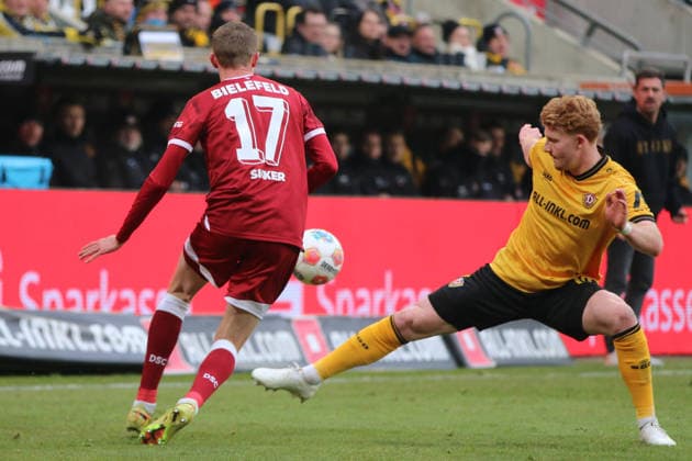 01 02 2026 Soccer Men 2025 2026 2 Bundesliga 20 Matchday SG Dynamo Dresden DSC Arminia Bielefeld Rudolf Harbig Stadion Dresden Robert Wagner Dresden, 18, yellow tries to stop Arne Sicker Arminia, 17, red Dresden Saxony Germany