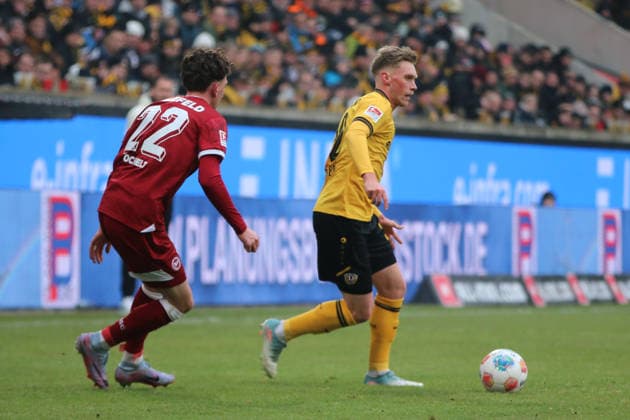 01 02 2026 Soccer Men 2025 2026 2 Bundesliga 20 Matchday SG Dynamo Dresden DSC Arminia Bielefeld Rudolf Harbig Stadion Dresden Jonas Sterner Dresden, 32, yellow is in front of Jannik Rochelt Arminia, 22, red on the ball Dresden Saxony Germany