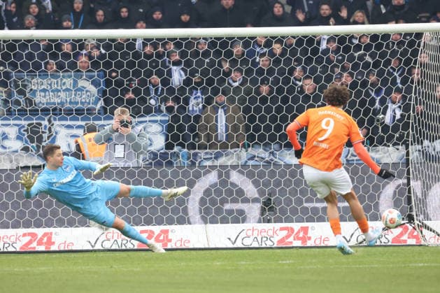 DEU, DFL, 2 FBL, Hertha BSC vs Darmstadt, 01 02 2026, Berliner Olympiastadion, Berlin, DEU, DFL, 2 FBL, Hertha BSC vs Darmstadt, im Bild 1 1 durch 11m von Fraser Hornby Darmstadt 9 , Tjark Ernst Hertha BSC Berlin 1 DFL regulations prohibit any use of Photographs as image sequences and or quasi video nordphotoxGmbHx xEngler nph00076