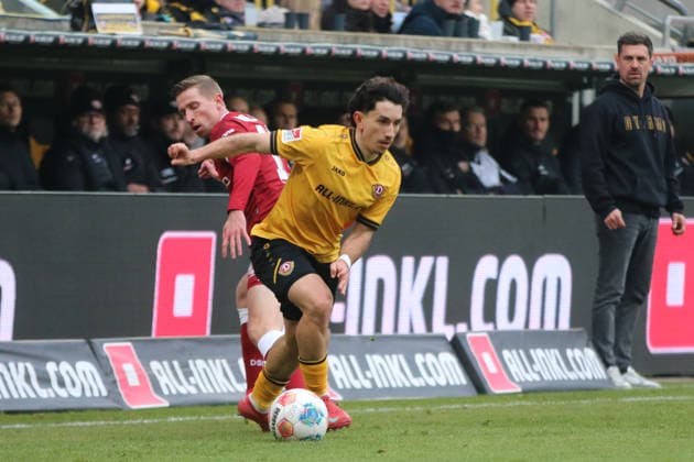 01 02 2026 Soccer Men 2025 2026 2 Bundesliga 20 Matchday SG Dynamo Dresden DSC Arminia Bielefeld Rudolf Harbig Stadion Dresden Jason Ceka Dresden, 7, yellow is in front of Arne Sicker Arminia, 17, red on the ball Dresden Saxony Germany